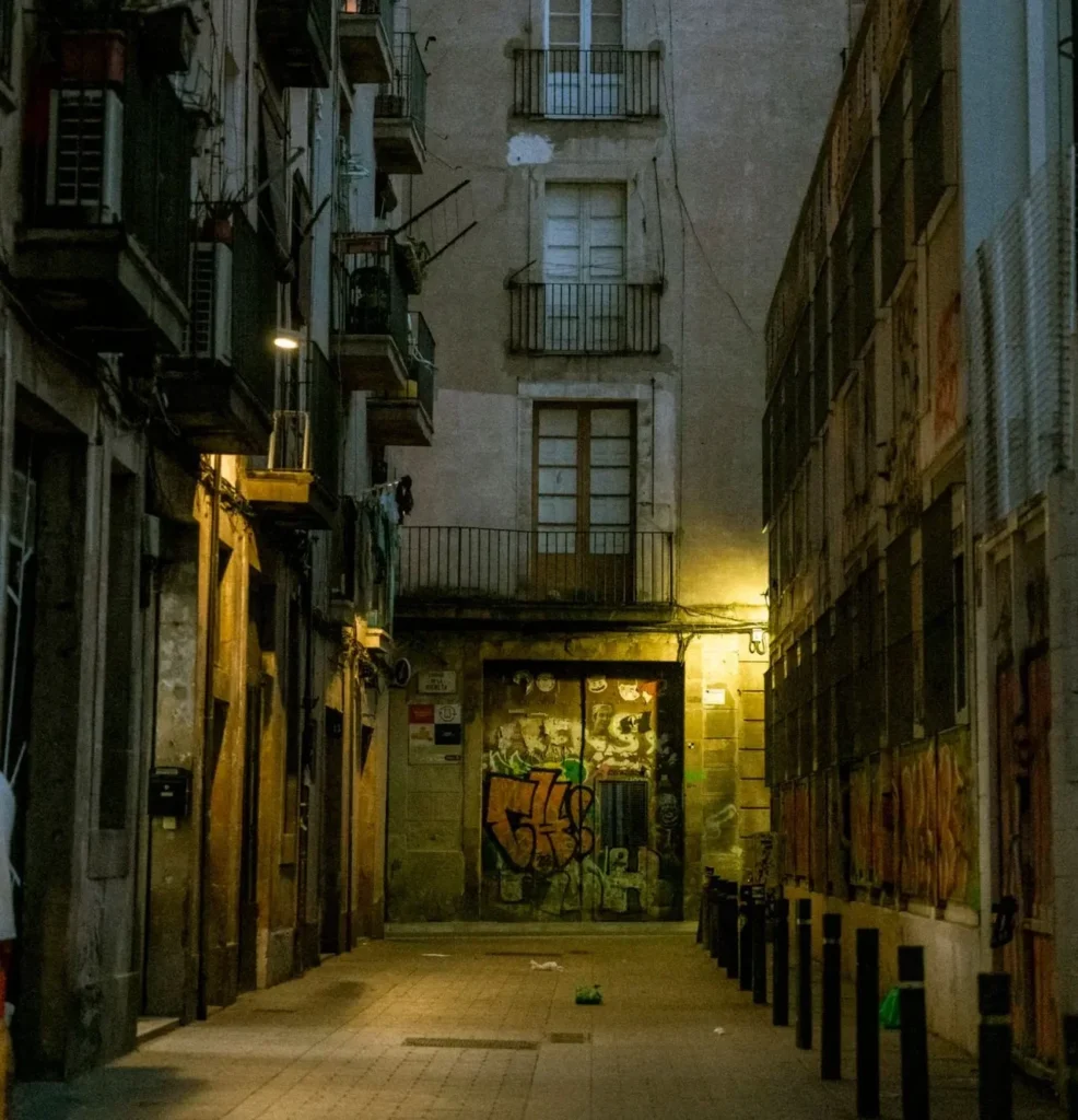 Wat te doen in Barcelona? Een ghost tour - donker steegje