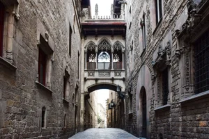 Wat te doen in Barcelona in de avond? Deze ghost tours kosten bijna niets maar zijn mega leuk!