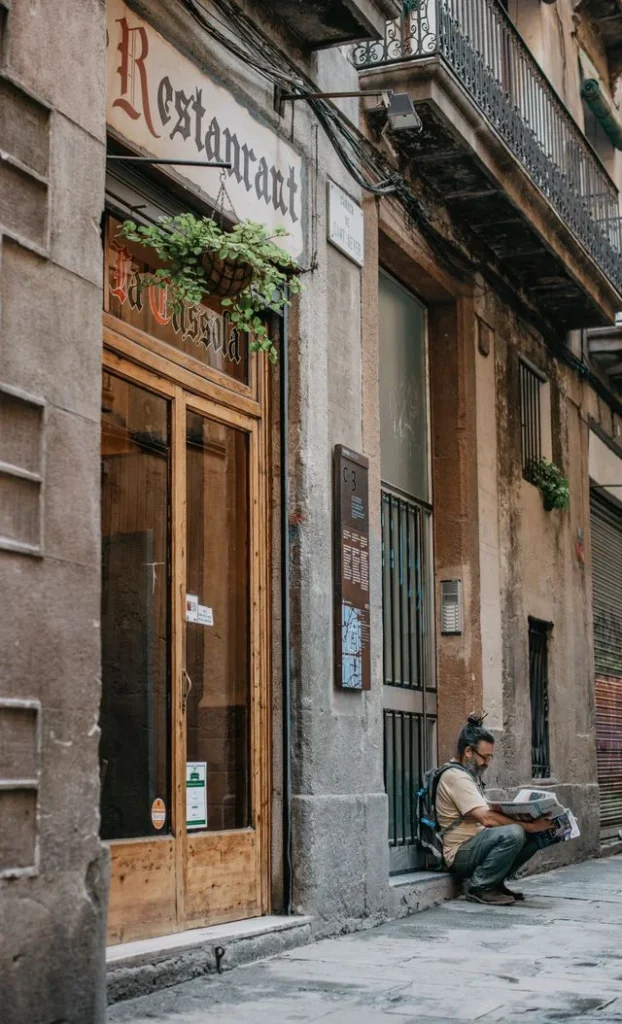 Man leest krant in Barcelona